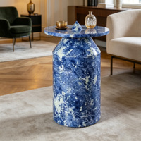 Table d'appoint élégante en marbre bleu et or, plateau rond, base sculpturale en forme de cloche, table d'appoint de luxe moderne pour salon