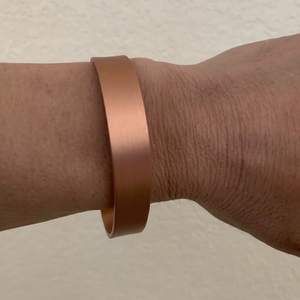 Brazalete Abierto de Cobre Puro Hecho a Mano con Grabado, Metal Sólido, Nombre Personalizado, Frase Personalizada, Acabado Antiguo de Alto Brillo - Product Image 1