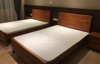 Lits en bois massif modernes et minimalistes Ruisha modèle 1011, démontables, tailles Queen et Double (1,2m/1,8m) pour appartements locatifs - Vente en gros