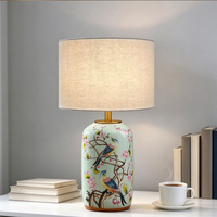 Lampe de table en céramique peinte à la main avec abat-jour en tissu à motifs d'oiseaux et de fleurs, style chinois, lampe de bureau LED pour chambre à coucher, salon, hôtel, décoration de la maison