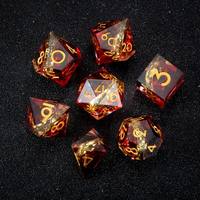 Ensemble de 7 dés en résine faits à la main à bords tranchants avec inclusions d'anneaux dorés pour cadeau de joueur de DND RPG