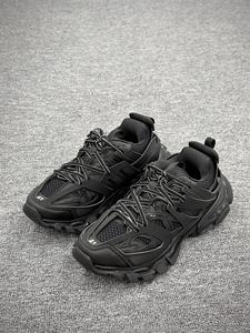 Zapatos casuales de diseñador de lujo con suela de goma y parte superior de cuero. Calzado deportivo para hombre y mujer. Zapatos para caminar. - Product Image 3