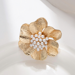 Bague en alliage d'or avec fleurs empilées irrégulières et perles imitées, tendance pour femme, accessoire de fête réglable - Product Image 2