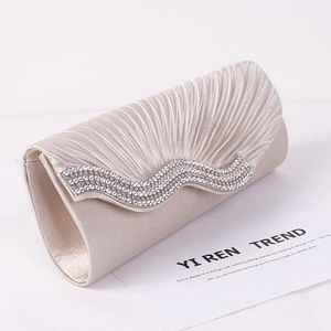 Vente directe d'usine, sacs à main élégants et stylés pour femmes, sacs à main carrés simples en polyester avec chaîne, pochettes de soirée pour femmes - Product Image 5