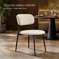 Chaise de restaurant tubulaire en métal, dossier arrondi en bouclette crème, coussin épais, structure noire mate