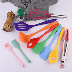Juego de utensilios de cocina de silicona coloridos, que incluye espátula, cuchara, batidor, pinzas para alimentos y utensilios de cocina de silicona específicos para sartenes antiadherentes. - Product Image 1