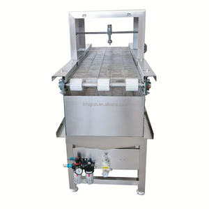 Macchina <span class=keywords><strong>per</strong></span> il rivestimento con agente distaccante <span class=keywords><strong>per</strong></span> <span class=keywords><strong>teglie</strong></span> da forno industriali pesanti, controllata da PLC, <span class=keywords><strong>per</strong></span> produzione continua - Product Image 2