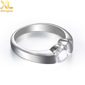 Bague unisexe polyvalente plaquée or 18 carats avec serti griffe, forme géométrique ornée de diamants, style simple et tendance, personnalisable - Product Image 2