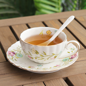 Set di <span class=keywords><strong>Tazze</strong></span> <span class=keywords><strong>e</strong></span> Piattini in Porcellana Bone China con Decorazioni Floreali <span class=keywords><strong>e</strong></span> Bordo Dorato, Tazza da Tè Vintage Turca Araba in Ceramica <span class=keywords><strong>per</strong></span> il Tè del Pomeriggio - Product Image 5