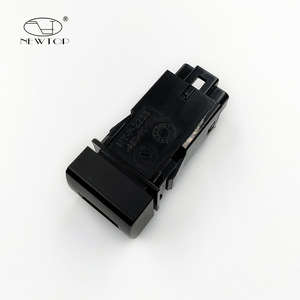 เต้ารับชาร์จในรถยนต์ Newtop USB QC3.0 ชาร์จเร็ว 18W สีดำ พร้อมไฟ LED แสดงสถานะ แบบหนีบ สำหรับรถยนต์โตโยต้า - Product Image 3