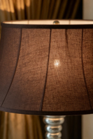 Lampadaire moderne de luxe en métal argenté en spirale avec abat-jour en tissu marron foncé pour salon, chambre à coucher, hôtel, projet d'éclairage personnalisé