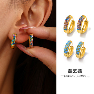 Boucles d'oreilles créoles Huggie multirangées pavées de zircone cubique colorées pour femmes |   Acier inoxydable plaqué or 18 carats PVD, étanche, hypoallergénique et durable - Product Image 2