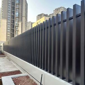 Panneaux de clôture en aluminium à lattes avec <span class=keywords><strong>portail</strong></span> <span class=keywords><strong>coulissant</strong></span> électrique - Clôture de sécurité et d'intimité, design moderne extérieur - Product Image 5