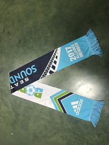 El fabricante suministra bufandas y diademas sin costuras con diseños que incluyen logotipos de <span class=keywords><strong>Adidas</strong></span> e iconos de balones de fútbol. - Product Image 5