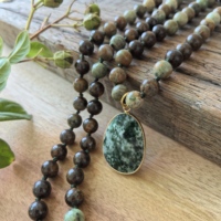Giok Hijau, Mala Bronzite, Liontin Batu Hijau, Hadiah JapaMala, Kalung Meditasi 108 Simpul Tangan, Perhiasan Yoga, Kristal Penyembuhan