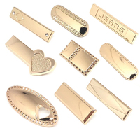 Étiquettes métalliques colorées personnalisées OEM & ODM avec logo de marque en alliage de zinc pour vêtements, bagages, sacs à main, sacs, design de mode décoratif