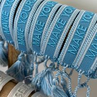 Pulseras al por mayor personalizadas con logo y texto, estilo bohemio, con cinta, letras bordadas, borlas y tejido religioso.
