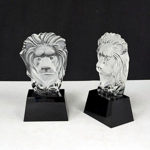 Trophée en cristal sur mesure avec base noire, motif <span class=keywords><strong>lion</strong></span> et iceberg - Product Image 3