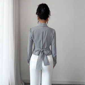 Nouveau chemisier à motif printemps 2026 avec boutons métalliques irréguliers et bande décorative pour <span class=keywords><strong>femme</strong></span> - Product Image 2