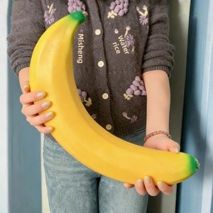 Giocattolo Squishy Realistico a Forma di Banana Gigante, Lungo Giocattolo da Spremere a Forma di Frutta per Scherzi, Regalo Antistress per Ufficio, Giallo - Product Image 3