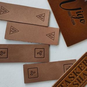 Étiquette carrée personnalisée en cuir véritable ou PU à prix abordable avec coutures, fabriquée en Chine - Product Image 2