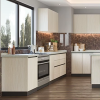 Meubles de cuisine modernes en bois massif blanc laqué avec crédence, portes en MDF et plan de travail en stratifié marbre de luxe