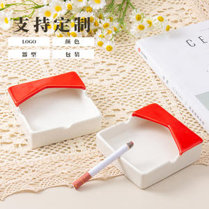 Cendrier carré en céramique personnalisé blanc avec motif nœud rouge pour la maison, le bureau ou comme cadeau - Product Image 1