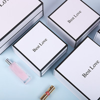 Boîte en carton rigide blanc mat personnalisée en gros avec logo noir en relief pour cadeau