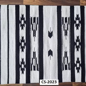 Tapis moderne en coton noir et blanc fait à la main pour la maison et les voyages, lavable en machine - Product Image 3