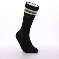 Chaussettes Athlétiques Premium Noires Personnalisées, Rayures Vertes et Blanches sur le Revers, Logo Tricoté Personnalisé, Idéales pour Commandes en Gros pour Marques et Événements