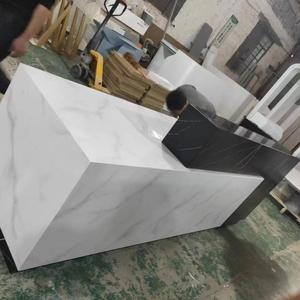 Escritorios de recepción de mármol gris personalizados de lujo, superficie sólida con diseño curvo de moda para salón de belleza, oficina, clínica dental - Product Image 2
