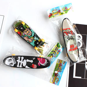 Vente en gros bon marché de mini planches de skateboard à doigts en plastique planche à roulettes de décoration de table jouet pour enfants ensemble populaire - Product Image 6