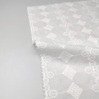 Fabricant personnalisé blanc 100% coton broderie maille dentelle broderie tissu Floral avec petits trous pour robe