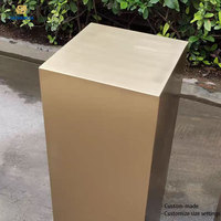 Présentoir carré en acier inoxydable recyclable pour colonnes, idéal pour les vitrines de magasins de vêtements, de chaussures et de sacs