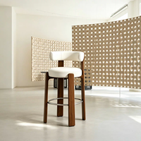 Tabouret de bar commercial de luxe rembourré avec dossier, style minimaliste moderne, pour îlot de cuisine extérieur ou comptoir de salle à manger d'hôtel