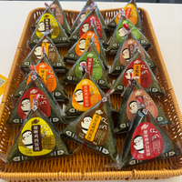 Gefrorene Onigiri im Großhandel, mikrowellengeeignete japanische dreieckige Reisbällchen, verzehrfertiger Snack für Convenience Stores, Catering.