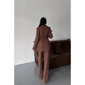 Conjunto de Chaqueta y Pantalones Marrones para Mujer con Detalle de Cinturón de Cadena, Elegante Traje - Product Image 3