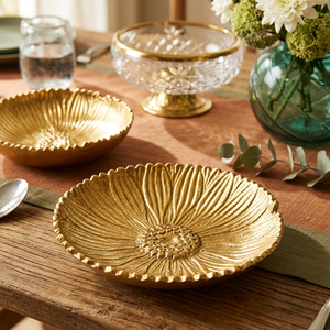Assiette décorative ronde dorée en métal poli, style glamour, faite à la main, pour les fêtes - Product Image 4