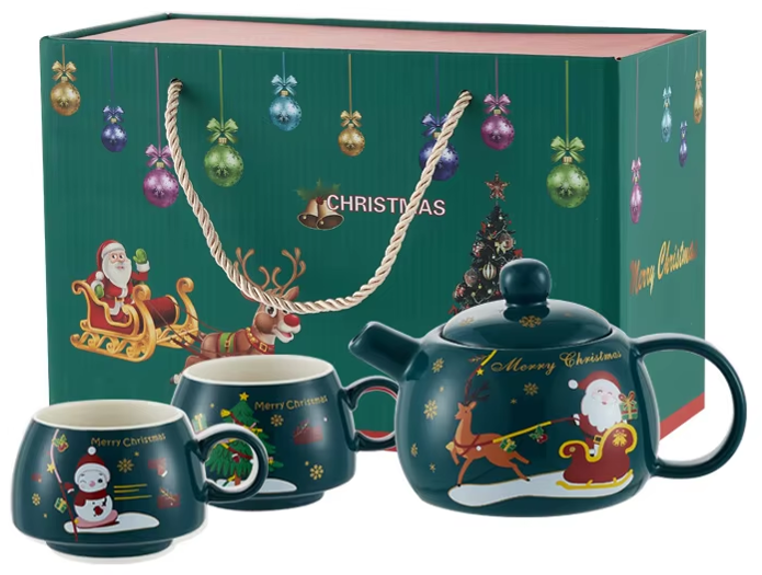 หม้อชาเขียวหนึ่งใบ พร้อมถ้วยสองใบ ด้ามจับสีทอง