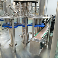 Machine de remplissage d'eau automatique avec système tout-en-un de lavage, remplissage et bouchage à haute efficacité pour bouteilles PET