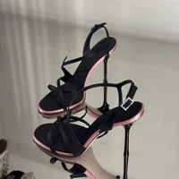 Sandales élégantes en satin noir à talons aiguilles pour femmes avec brides croisées à la cheville et bout ouvert