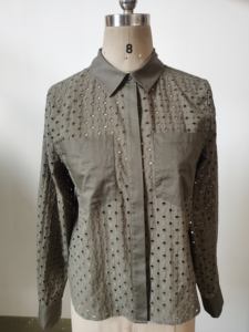 Modische Polyester-Baumwoll-Bluse mit Lochstickerei, elegant und lässig, für Büro und Alltag. - Product Image 2