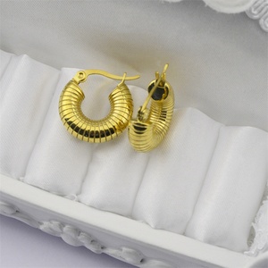 Boucles d'oreilles créoles épaisses plaquées or 18 carats, bijoux de mode - Product Image 3
