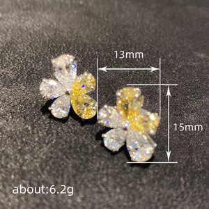 Orecchini a fiore bicolore da donna, accessori per l'orecchio semplici e alla moda per l'uso quotidiano - Product Image 3