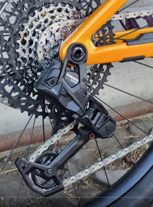 Bicicleta de Carretera Deportiva Completa 2025 C68 Allroad RED AXS E1 - Cuadro de Fibra de Carbono, Electrónica 2x12, Frenos de Disco Hidráulicos, Doble Suspensión - Product Image 3