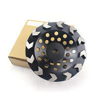 Meule diamantée en forme de flèche de 7 pouces (180 mm) à grain 80 pour la préparation et la rénovation des sols en béton et en pierre