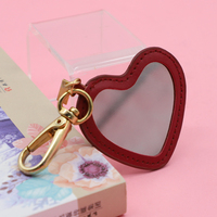 Miroir de poche compact portable en cuir PU en forme de cœur rouge avec logo personnalisé et porte-clés