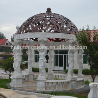Statue de dame grecque décorative de mariage de jardin extérieur faite à la main en marbre naturel Gazebo de colonne avec toit en métal