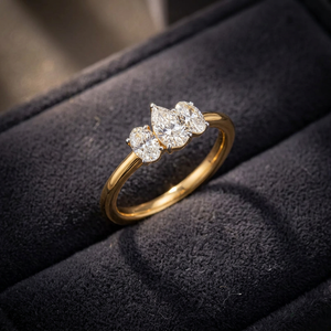 Bague de fiançailles classique pour femme en or jaune avec trois diamants taille poire sertis à griffes - Product Image 3