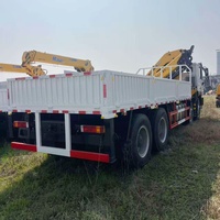 Grúa Hidráulica Montada en Camión HOWO a Precio de Fábrica con Rotación de 360 Grados y Control Remoto por Radio para Alquiler en Construcción